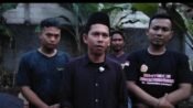 Ketua Karang Taruna Kecamatan Purwasari didampingi Ketua Karang Taruna Desa Darawolong usai takjiah di makam Bendahara Karang Taruna Darawolong. (Davi Alvaro/Mediaseruni)