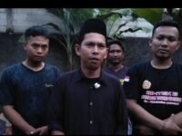 Ketua Karang Taruna Kecamatan Purwasari didampingi Ketua Karang Taruna Desa Darawolong usai takjiah di makam Bendahara Karang Taruna Darawolong. (Davi Alvaro/Mediaseruni)