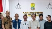Bupati Aep Syaepuloh didampingi Sekda Asep Aang bersama sebagian warganya yang berhasil dievakuasi kembali ke Karawang. (Ist)