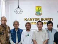 Bupati Aep Syaepuloh didampingi Sekda Asep Aang bersama sebagian warganya yang berhasil dievakuasi kembali ke Karawang. (Ist)