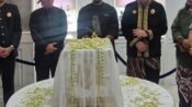 Mahkota Binokasih Sanghyangpake, warisan budaya sunda yang akan diarak dalam kirab budaya Tatar Sunda, malam ini, di Karawang. (ist)