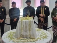 Mahkota Binokasih Sanghyangpake, warisan budaya sunda yang akan diarak dalam kirab budaya Tatar Sunda, malam ini, di Karawang. (ist)