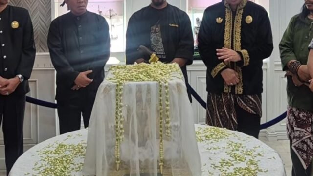Mahkota Binokasih Sanghyangpake, warisan budaya sunda yang akan diarak dalam kirab budaya Tatar Sunda, malam ini, di Karawang. (ist)