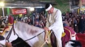 Gubernur Jabar Dedi Mulyadi memimpin arak-arakan Mahkota Binokasih Sangjyangpake dalam Kirab Budaya Sunda Napak Tilas Pajajaran di Karawang. (Mediaseruni)