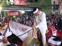 Gubernur Jabar Dedi Mulyadi memimpin arak-arakan Mahkota Binokasih Sangjyangpake dalam Kirab Budaya Sunda Napak Tilas Pajajaran di Karawang. (Mediaseruni)