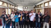 Anggota DPRD Jabar H. Jenal Aripin (empat kanan) foto bersama pengurus Karang Taruna Kabupaten Karawang. (Iman Suryana/Mediaseruni