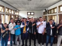 Anggota DPRD Jabar H. Jenal Aripin (empat kanan) foto bersama pengurus Karang Taruna Kabupaten Karawang. (Iman Suryana/Mediaseruni