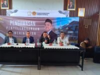 Anggota DPRD Jabar H Jenal Aripin (tiga kiri) dalam agenda pengawasan penyelenggaraan pemerintahan di Kecamatan Kotabaru, Karawang. (Iman Suryana/Mediaseruni)