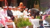 Anggota DPRD Jabar H. Jenal Aripin salaman dengan Gubernur Jabar Dedi Mulyadi di panggung budaya Milangkala Tatar Sunda. (Iman Suryana/Mediaseruni)