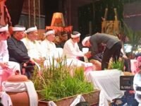 Anggota DPRD Jabar H. Jenal Aripin salaman dengan Gubernur Jabar Dedi Mulyadi di panggung budaya Milangkala Tatar Sunda. (Iman Suryana/Mediaseruni)