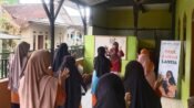 Kegiatan Desa Ramah Lansia melalui senam yang diikuti oleh ibu-ibu di Desa Cihampelas. (Dadan Saepudin/Mediaseruni