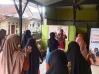 Kegiatan Desa Ramah Lansia melalui senam yang diikuti oleh ibu-ibu di Desa Cihampelas. (Dadan Saepudin/Mediaseruni
