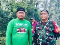 Kepala Desa Karangjaya Abdilah Zulkarnain (kiri) bersama Babinsa Karangjaya Sugondo. (Davi Alvaro/Mediaseruni)