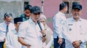 Bupati Aep Syaepuloh usai peletakan batu pertama pembangunan rumah lansia di Desa Bayur Kidul Kecamatan Cilamaya Kulon. (Istimewa)