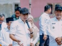 Bupati Aep Syaepuloh usai peletakan batu pertama pembangunan rumah lansia di Desa Bayur Kidul Kecamatan Cilamaya Kulon. (Istimewa)