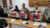 Kapolres Karawang AKBP Fiki Novian Ardiansyah dan Bupati Aep Syaepuloh memperlihatkan barang bukti kasus pembunuhan pelajar di bantaran Sungai Citarum, Batujaya. (Mediaseruni)