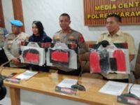 Kapolres Karawang AKBP Fiki Novian Ardiansyah dan Bupati Aep Syaepuloh memperlihatkan barang bukti kasus pembunuhan pelajar di bantaran Sungai Citarum, Batujaya. (Mediaseruni)