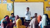 Ketua Komite Sekolah SDN Karangsinom 1 H Tatang, menyampaikan penjelasan terkait biaya kelulusan siswa. (Davi Alvaro/Mediaseruni)