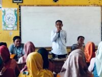 Ketua Komite Sekolah SDN Karangsinom 1 H Tatang, menyampaikan penjelasan terkait biaya kelulusan siswa. (Davi Alvaro/Mediaseruni)