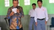 Anggota DPRD Jabar H Jenal Aripin mengemas sosialisasi pendidikan politik di SMAN Islam Nurussalam dengan doorprize. (Iman Suryana/Mediaseruni)