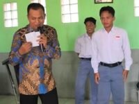 Anggota DPRD Jabar H Jenal Aripin mengemas sosialisasi pendidikan politik di SMAN Islam Nurussalam dengan doorprize. (Iman Suryana/Mediaseruni)