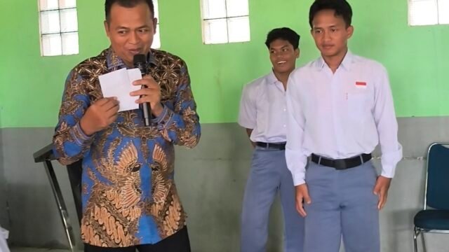 Anggota DPRD Jabar H Jenal Aripin mengemas sosialisasi pendidikan politik di SMAN Islam Nurussalam dengan doorprize. (Iman Suryana/Mediaseruni)