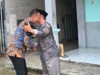 Perwakilan Pengurus SMAN Islam Nurussalam KH Ujang Badrudin berpelakukan dengan H Jenal Aripin. (Iman Suryana/Mediaseruni)