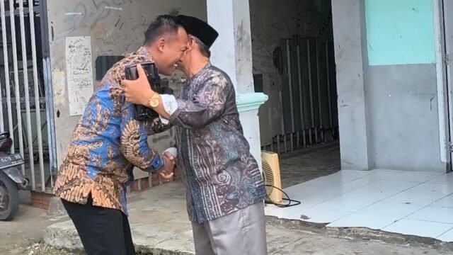 Perwakilan Pengurus SMAN Islam Nurussalam KH Ujang Badrudin berpelakukan dengan H Jenal Aripin. (Iman Suryana/Mediaseruni)