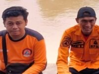 Beny Setiawan (kanan) petugas BPBD Kecamatan Purwasari. (Davi Alvaro/Mediaseruni)