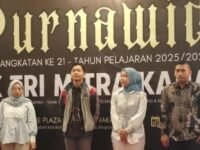 Purnawidya SMK Trimitra angkatan ke -21 dihadiri Alumni Eka Marlinda HRD PT Aica (tiga kiri) dan Wildatul Adawiyah dari PT Preshion Engplas. (Aep Suherman/Mediaseruni)
