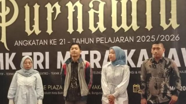 Purnawidya SMK Trimitra angkatan ke -21 dihadiri Alumni Eka Marlinda HRD PT Aica (tiga kiri) dan Wildatul Adawiyah dari PT Preshion Engplas. (Aep Suherman/Mediaseruni)