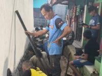 Warga RT 04 RW 11 Kampung Bojonggede, Desa Rancakasumba, Kecamatan Solokan Jeruk, Kabupaten Bandung, gotong royong bersihkan saluran air. (Chandra Permana/Mediaseruni)