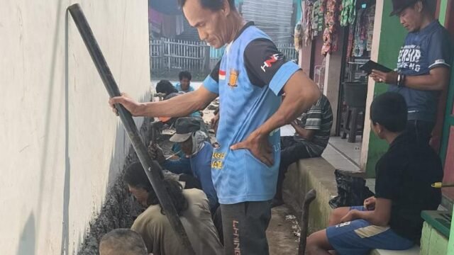 Warga RT 04 RW 11 Kampung Bojonggede, Desa Rancakasumba, Kecamatan Solokan Jeruk, Kabupaten Bandung, gotong royong bersihkan saluran air. (Chandra Permana/Mediaseruni)
