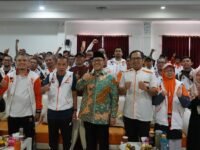 Foto bersama usai kegiatan Milad Partai Keadilan Sejahtera (PKS) di Balai DPD PKS di Kabupaten Bandung. Tampak Jajang Rohana (tiga kiri depan). (Chandra Permana/Mediaseruni)