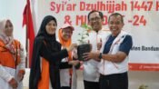 Anggota DPRD Provinsi Jabar Fraksi PKS, H Jajang Rohana (kanan), menyerahkan bibit pohon sebagai bentuk dukungan terhadap lingkungan. (Chandra Permana/Mediaseruni)