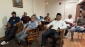 Anggota DPRD Provinsi Jawa Barat Jajang Rohana (dua kiri) tampak serius saat Nobar (nonton bareng) Persib vs Persija, bersama tokoh masyarakat Majalaya. (Chandra Permana/Mediaseruni)