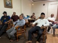 Anggota DPRD Provinsi Jawa Barat Jajang Rohana (dua kiri) tampak serius saat Nobar (nonton bareng) Persib vs Persija, bersama tokoh masyarakat Majalaya. (Chandra Permana/Mediaseruni)