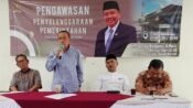 Anggota DPRD Jabar H Jajang Rohana (dua kiri) menyampaikan edukasi politik dan pengawasan penyelenggaraan pemerintahan kepada warga Kampung Ranca Kentang, Kabupaten Bandung. (Chandra Permana/Mediaseruni)