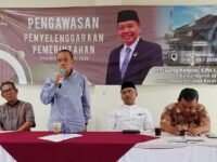 Anggota DPRD Jabar H Jajang Rohana (dua kiri) menyampaikan edukasi politik dan pengawasan penyelenggaraan pemerintahan kepada warga Kampung Ranca Kentang, Kabupaten Bandung. (Chandra Permana/Mediaseruni)