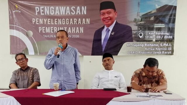 Anggota DPRD Jabar H Jajang Rohana (dua kiri) menyampaikan edukasi politik dan pengawasan penyelenggaraan pemerintahan kepada warga Kampung Ranca Kentang, Kabupaten Bandung. (Chandra Permana/Mediaseruni)
