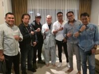 Ketua Dewan Pengawas DPN PETIR HM Muazzim Akbar, SIP (tengah) diapit (Kanan) Sekjen Nefton Alfares, Ketum Emanuel AK dan Pendiri PETIR Lukman Wijaya. (Kiri) Ketua Dewan Etik (Logo Valenberg), Ketua Kominfo AYS Prayogie dan Dewan Pakar DPN PETIR Ones Kilikili. (Humas Petir)