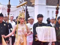 Prosesi pengembalian Mahkota Binokasih Sanghyang Pake ke Museum Prabu Geusan Ulun di Kabupaten Sumedang. Tampak Gubernur Dedi Mulyadi mengawal langsung. (Foto Humas Jabar)