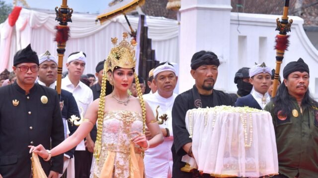 Prosesi pengembalian Mahkota Binokasih Sanghyang Pake ke Museum Prabu Geusan Ulun di Kabupaten Sumedang. Tampak Gubernur Dedi Mulyadi mengawal langsung. (Foto Humas Jabar)