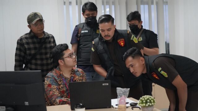 Tim Pidsus Kejari Karawang melakukan penyidikan kasus dugaan penyelewengan penyaluran kredit KPR di Bank BTN. (dok)