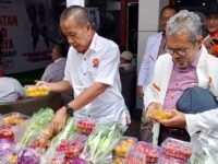 Anggota DPRD Provinsi Jawa Barat H. Jajang Rohana (kiri) borong hasil tanam program Milad Berdaya PKS. (Chandra Permana/Mediaseruni)