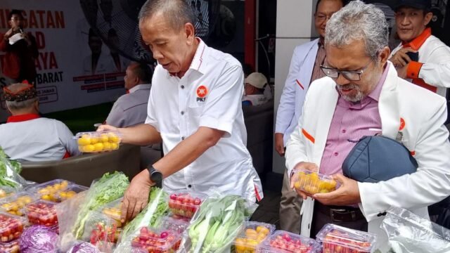 Anggota DPRD Provinsi Jawa Barat H. Jajang Rohana (kiri) borong hasil tanam program Milad Berdaya PKS. (Chandra Permana/Mediaseruni)