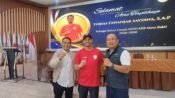 Tobias Ginanjar Saydina, S.A.P terpilih sebagai Ketua KONI Kabupaten Bandung Barat Periode 2026-2023. Foto bersama Ketua dan Sekretaris PSSI Kabupaten Bandung Barat. (Dadan Saepudin/Mediaseruni)