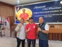 Tobias Ginanjar Saydina, S.A.P terpilih sebagai Ketua KONI Kabupaten Bandung Barat Periode 2026-2023. Foto bersama Ketua dan Sekretaris PSSI Kabupaten Bandung Barat. (Dadan Saepudin/Mediaseruni)