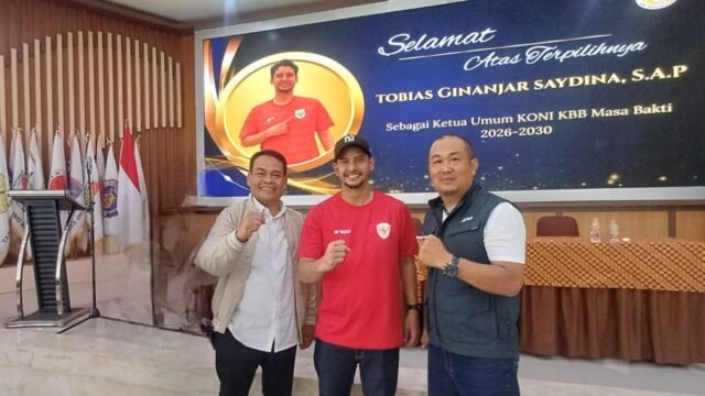 Tobias Ginanjar Saydina, S.A.P terpilih sebagai Ketua KONI Kabupaten Bandung Barat Periode 2026-2023. Foto bersama Ketua dan Sekretaris PSSI Kabupaten Bandung Barat. (Dadan Saepudin/Mediaseruni)
