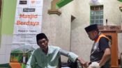 Relawan Inspirasi Rumah Zakat, Aam Aminudin (kanan) melakukan pengecekan tensi darah kepada warga di sekitar Masjid At-Taqwa dalam kegiatan Program Masjid Berdaya yang rutin digelar setiap satu bulan sekali. (Dadan Saepudin/Mediaseruni)